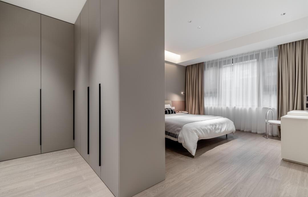 衛(wèi)生間門對床？巧妙布局來化解！打造舒適衛(wèi)浴空間隔斷方案